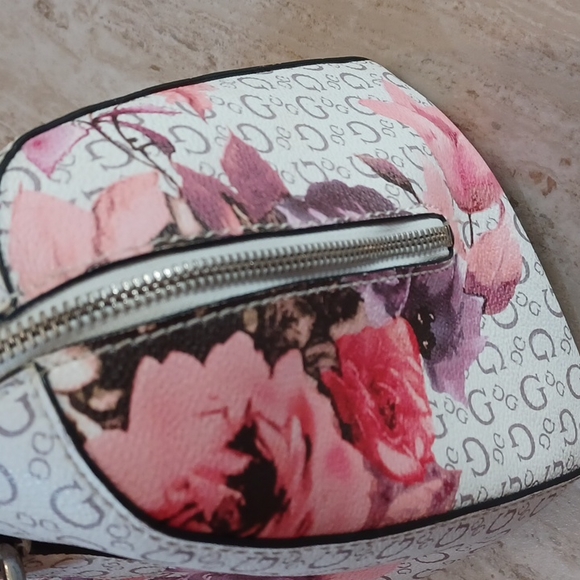 Stunning Guess Signature Floral Hand Bag - Picture 6 of 16